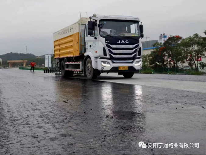 祝賀我司深汕西項(xiàng)目透層、封層試驗(yàn)段圓 滿成功